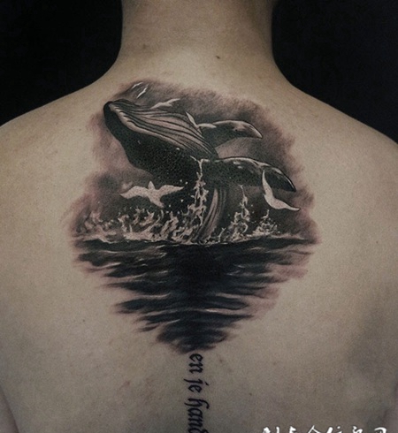 海阔凭鱼跃，后背鲸鱼纹身图案