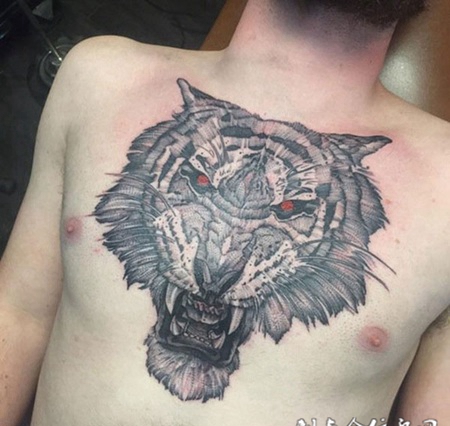 男子胸部上霸气的红眼老虎纹身图案