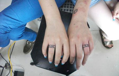 情侣手指戒指英文纹身图案