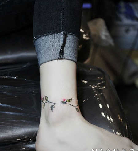 脚踝绿叶脚链纹身图案