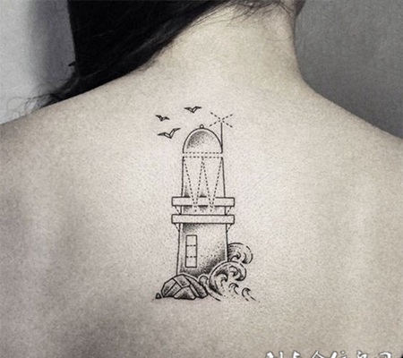 女子后背灯塔与海浪纹身图案