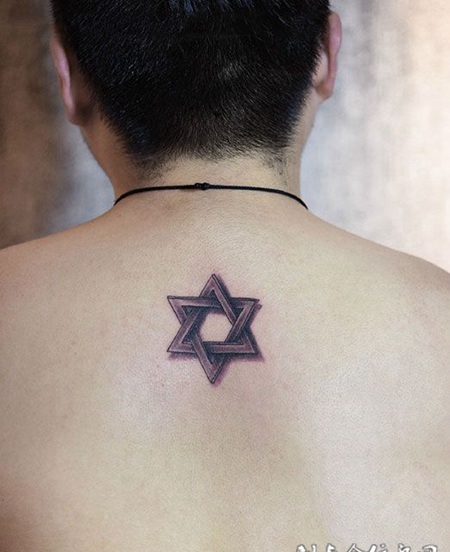 男子后背个性六芒星纹身图案