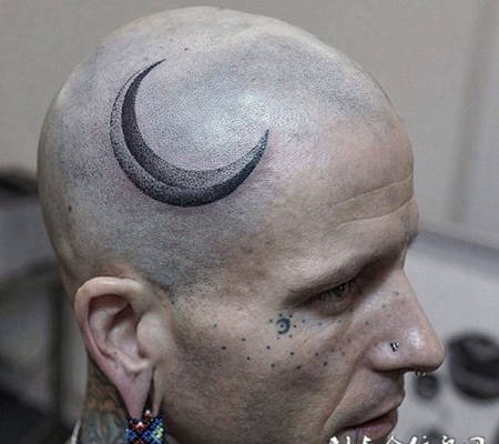 月牙弯弯，头部月亮点刺纹身