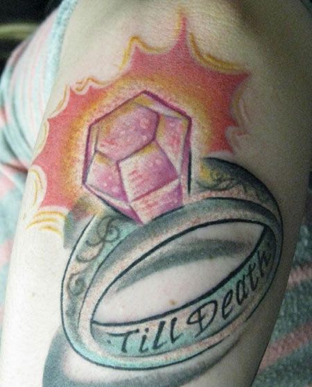 大臂上的钻石戒指纹身图案