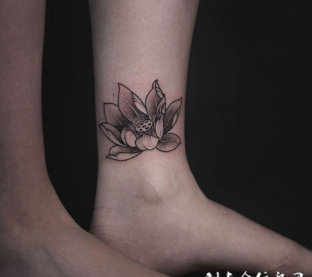 儒雅端庄，脚踝莲花线条点刺纹身