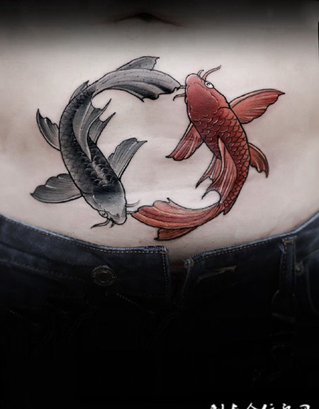 命运轮转，腹部双鱼纹身图案