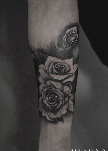 花香四溢，手臂黑灰玫瑰花纹身图案