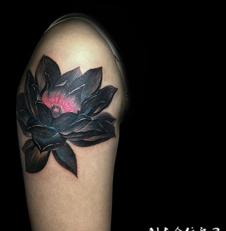 不一样的美，手臂黑色莲花纹身图案