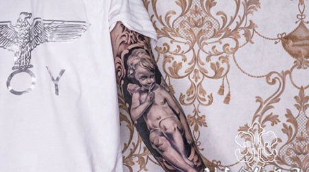 安静的祝福，手臂黑灰天使纹身图案