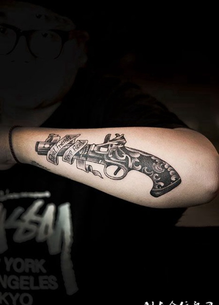 枪烟炮雨，手臂手枪纹身图案