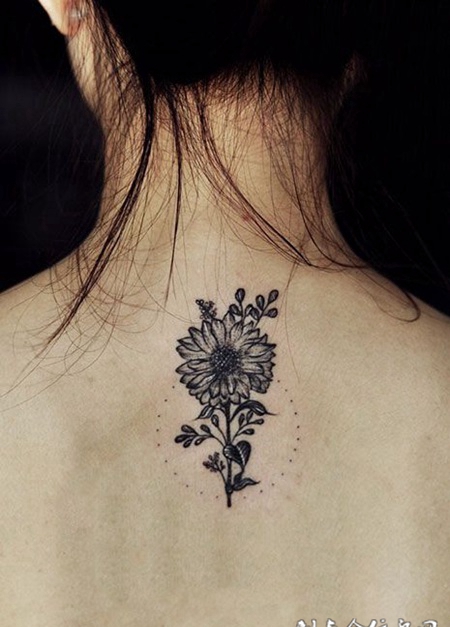女子后背个性向日葵纹身图案