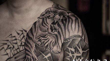 虎啸传山岗，半甲下山虎纹身图案