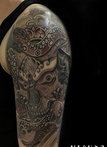 毒蛇缠绕，手臂嘎巴拉骷髅与蛇纹身