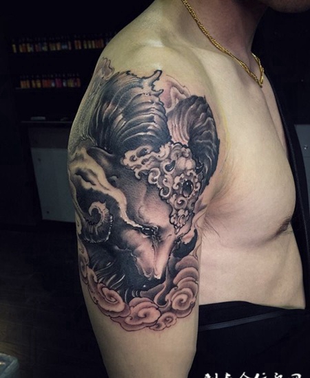 祥云环绕，手臂羊头纹身图案