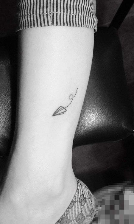 小腿上的纸飞机纹身