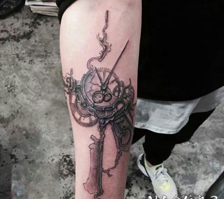 消逝的时光，手臂个性时钟纹身图案