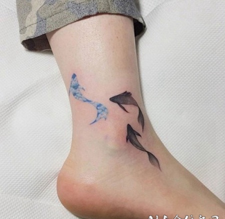 随波逐流，脚踝鲤鱼个性纹身