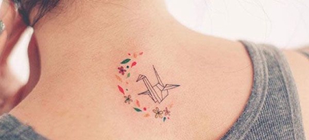 女生背部千纸鹤纹身图案
