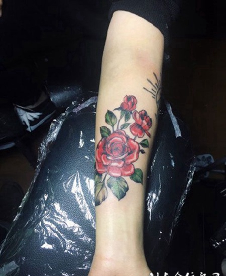 娇艳欲滴，手臂玫瑰花纹身图案