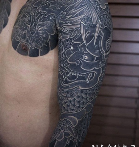 黑灰龙与般若半甲纹身图案