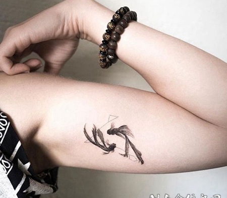 双鱼戏水，手臂双鱼纹身图案