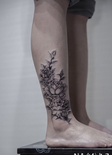 悄然花开，腿部牡丹花简洁纹身图案
