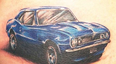 胸前的蓝色汽车纹身图案