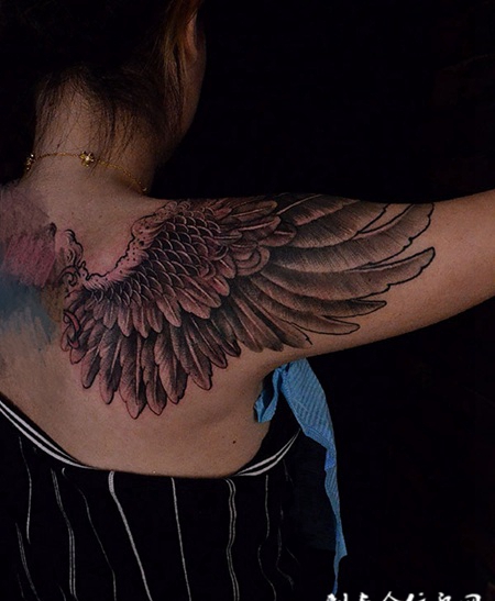 梦想腾飞，披肩个性翅膀纹身图案
