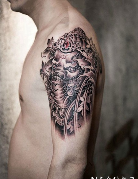 目光如炬，手臂个性象神纹身图案