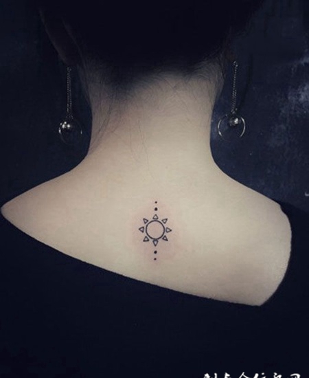 如日方中，后背个性太阳纹身图案