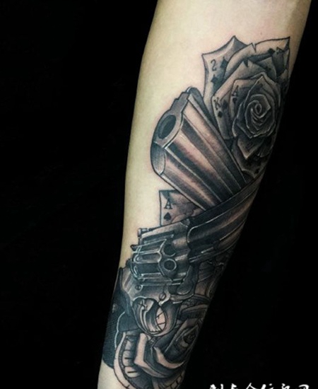 手臂扑克手枪玫瑰个性纹身图案