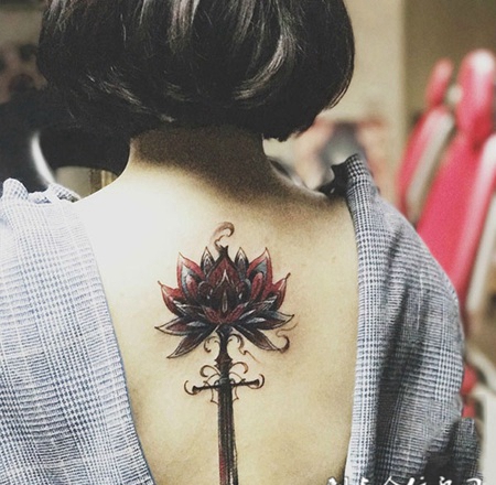 花之利刃，后背莲花长剑纹身图案