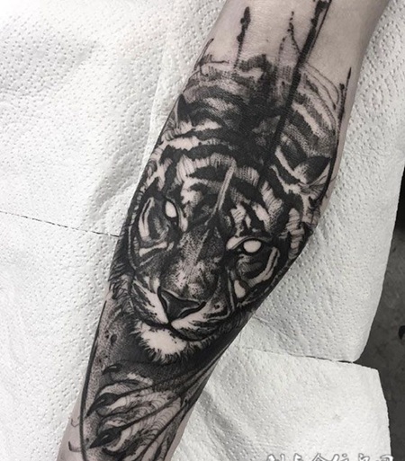 虎视眈眈，手臂老虎纹身图案