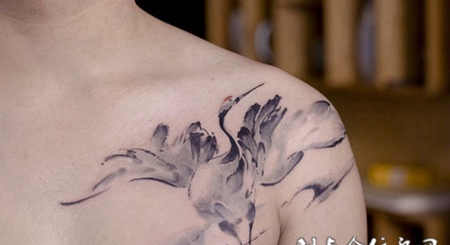 闲云野鹤，披肩水墨丹顶鹤纹身图案