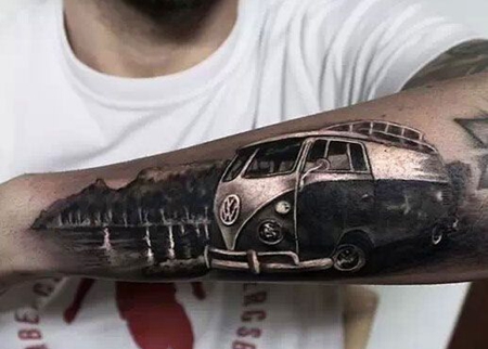 小臂上的汽车纹身图案