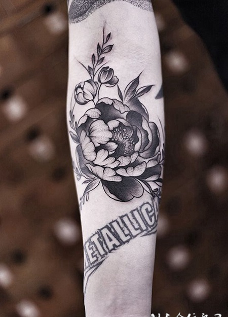 难掩芬芳，手臂黑灰牡丹花纹身图案