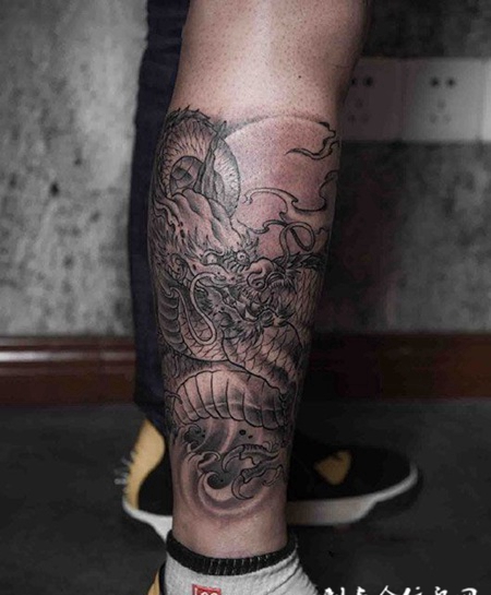 飞龙乘云，腿部龙纹身图案