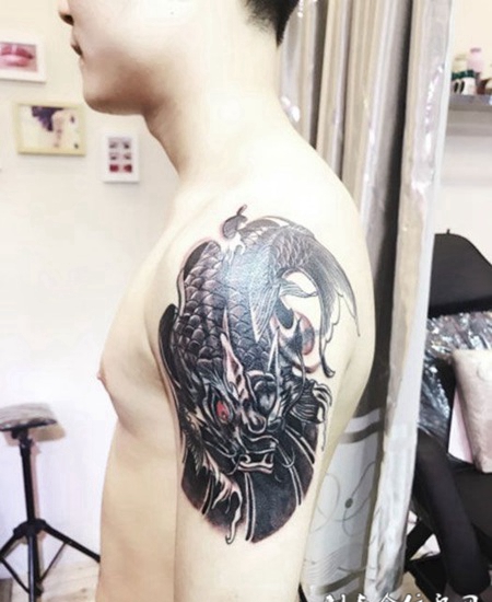 手臂个性黑灰鳌鱼纹身图案