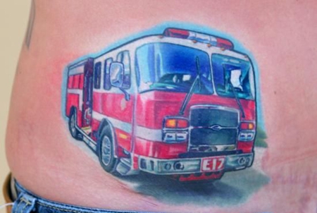 侧腰红色汽车纹身图案