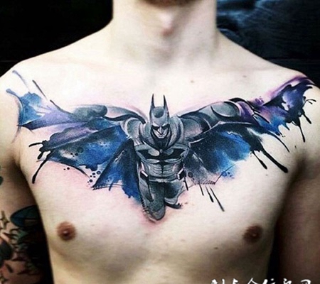 正义使者，胸口彩绘蝙蝠侠纹身图案