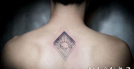 海边日出，后背几何纹身图案