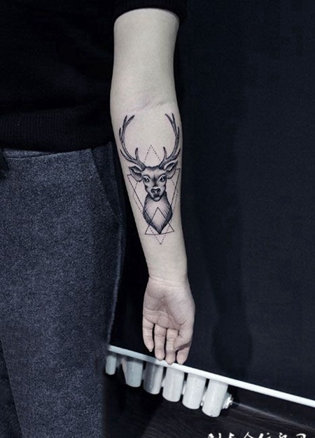 手臂几何麋鹿纹身图案