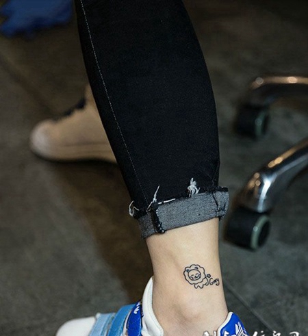 女子脚踝可爱小狮子纹身图案