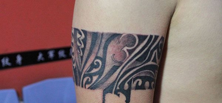 手臂上的图腾臂环纹身图案