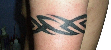 手臂上的臂环纹身图案