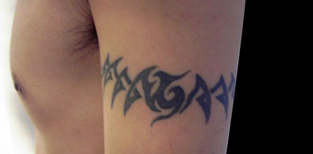 手臂上的臂环纹身