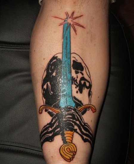 手臂绿色的宝剑纹身图案