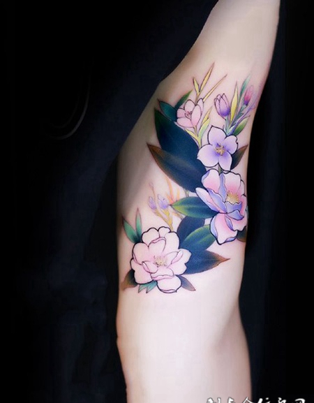 花开无声，手臂鲜花彩绘纹身