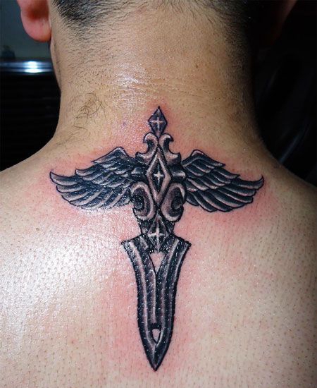 后背上的剑与翅膀纹身