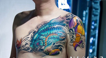 激流勇进，胸部个性鲤鱼彩绘纹身